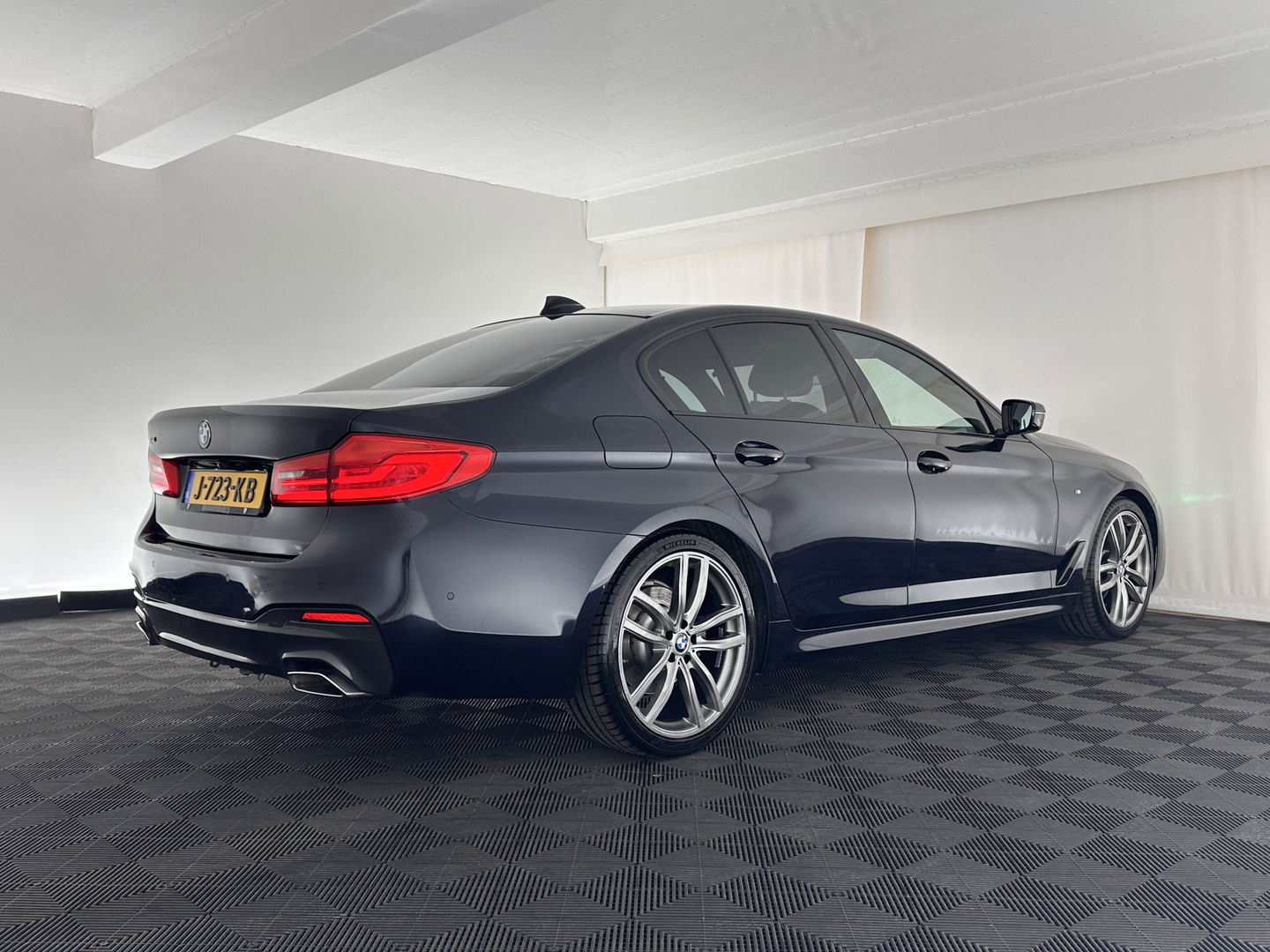 BMW 5 Serie 520d xDrive High Executive Aut. *PANO | FULL-LEATHER | FULL-LED | HEAD-UP | DIGI-COCKPIT | NAVI-FULLMAP | TOP-VIEW | MEMORY-PACK | ECC | PDC | CRUISE | 20''ALU | TOWBAR*