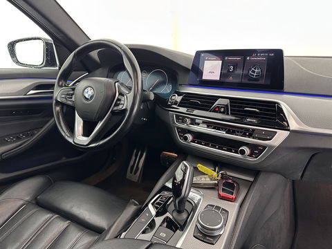 BMW 5 Serie 520d xDrive High Executive Aut. *PANO | FULL-LEATHER | FULL-LED | HEAD-UP | DIGI-COCKPIT | NAVI-FULLMAP | TOP-VIEW | MEMORY-PACK | ECC | PDC | CRUISE | 20''ALU | TOWBAR*