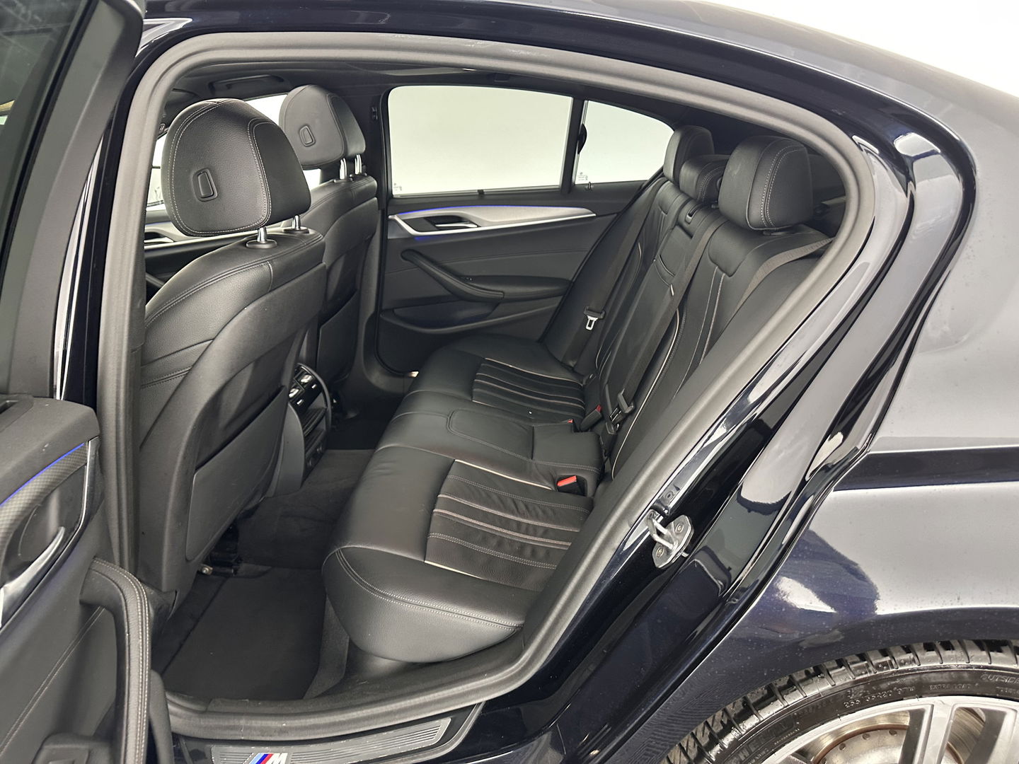 BMW 5 Serie 520d xDrive High Executive Aut. *PANO | FULL-LEATHER | FULL-LED | HEAD-UP | DIGI-COCKPIT | NAVI-FULLMAP | TOP-VIEW | MEMORY-PACK | ECC | PDC | CRUISE | 20''ALU | TOWBAR*