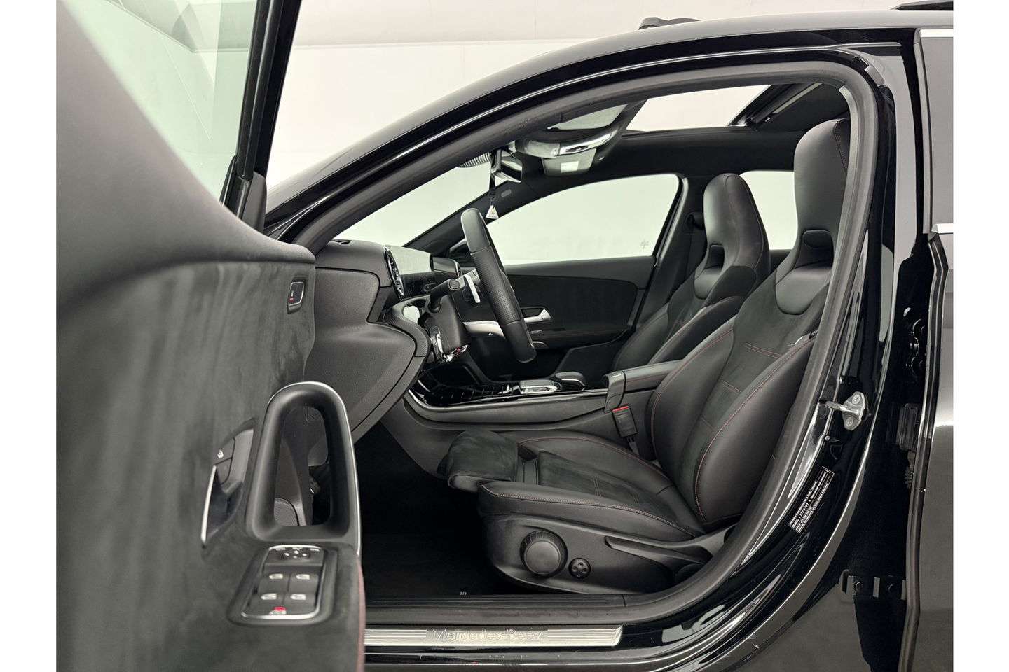 Mercedes-Benz A-Klasse 200 AMG 164PK Pano LED Virtual Camera Clima Cruise Navi PDC 18''LMV