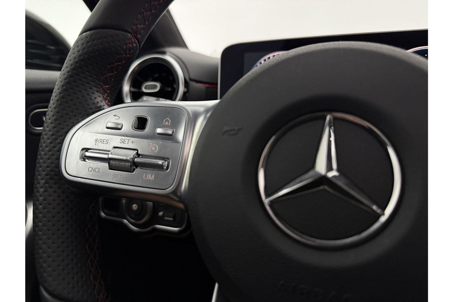 Mercedes-Benz A-Klasse 200 AMG 164PK Pano LED Virtual Camera Clima Cruise Navi PDC 18''LMV