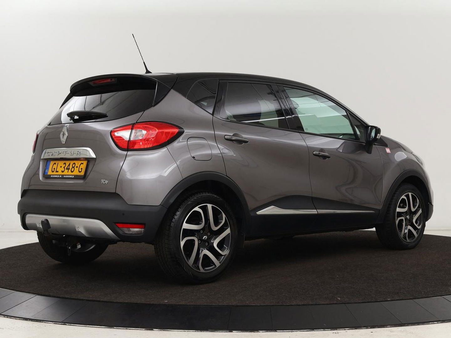 Renault Captur 0.9 TCe Helly Hansen | 1e eigenaar | Stoelverwarming | Trekhaak | Camera | Navigatie | Keyless | Climate control | Cruise control | LED