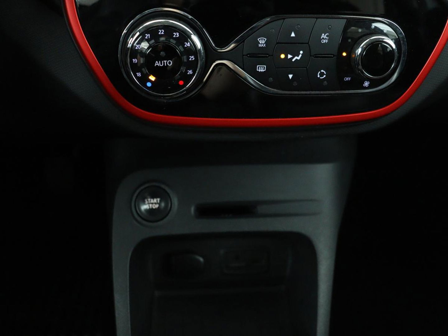 Renault Captur 0.9 TCe Helly Hansen | 1e eigenaar | Stoelverwarming | Trekhaak | Camera | Navigatie | Keyless | Climate control | Cruise control | LED