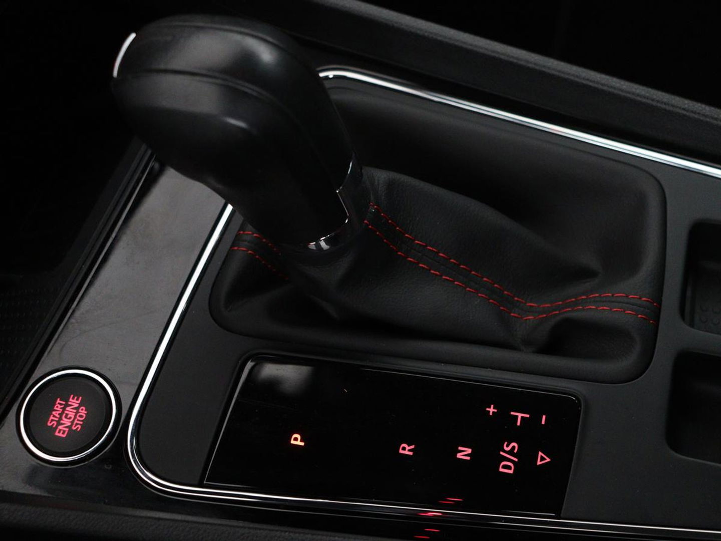 SEAT Leon 1.5 TSI FR Ultimate Edition Black | Panoramadak | Stoelverwarming | Beats Audio | Virual Cockpit | Adaptive cruise | Full LED | Leder/Alcantara | Keyless | Navigatie | Sfeerverlichting
