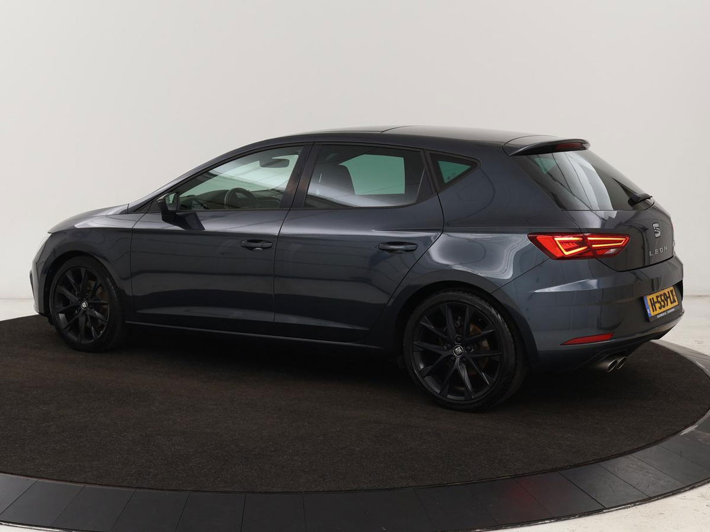 SEAT Leon 1.5 TSI FR Ultimate Edition Black | Panoramadak | Stoelverwarming | Beats Audio | Virual Cockpit | Adaptive cruise | Full LED | Leder/Alcantara | Keyless | Navigatie | Sfeerverlichting