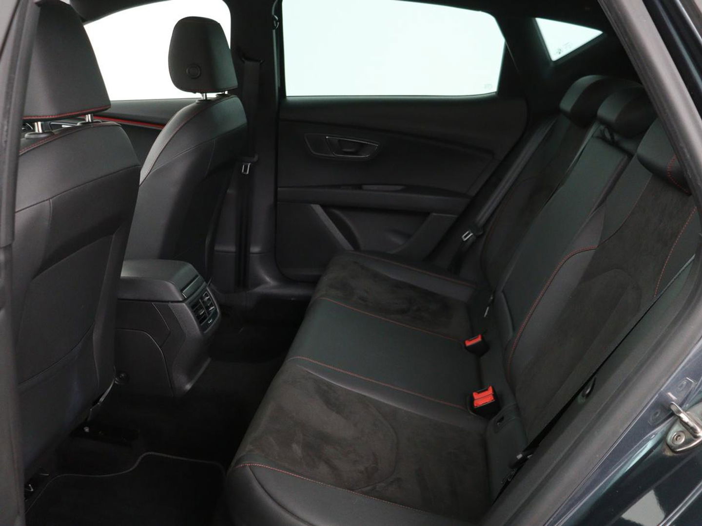 SEAT Leon 1.5 TSI FR Ultimate Edition Black | Panoramadak | Stoelverwarming | Beats Audio | Virual Cockpit | Adaptive cruise | Full LED | Leder/Alcantara | Keyless | Navigatie | Sfeerverlichting