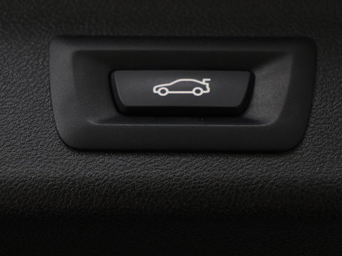 BMW 5 Serie 530e Business Edition Plus | Laser LED | Head-Up | Leder | Stoelverwarming | Trekhaak | Camera | Park Assist | Carplay | Navigatie | Memory | Live Cockpit