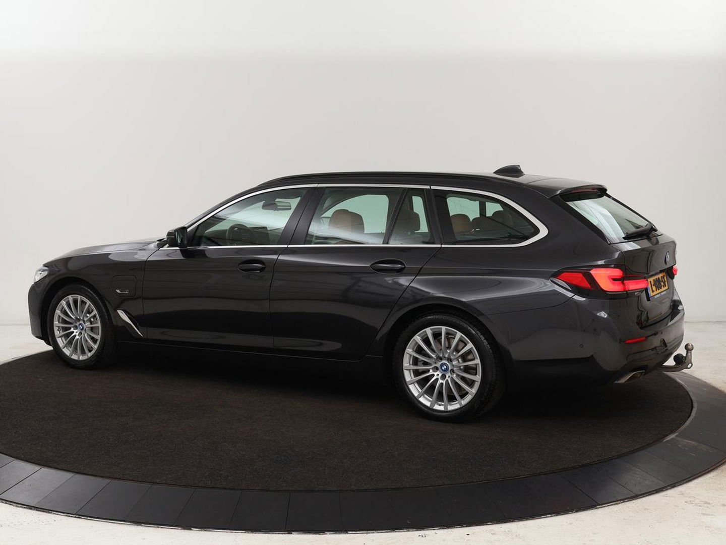 BMW 5 Serie 530e Business Edition Plus | Laser LED | Head-Up | Leder | Stoelverwarming | Trekhaak | Camera | Park Assist | Carplay | Navigatie | Memory | Live Cockpit