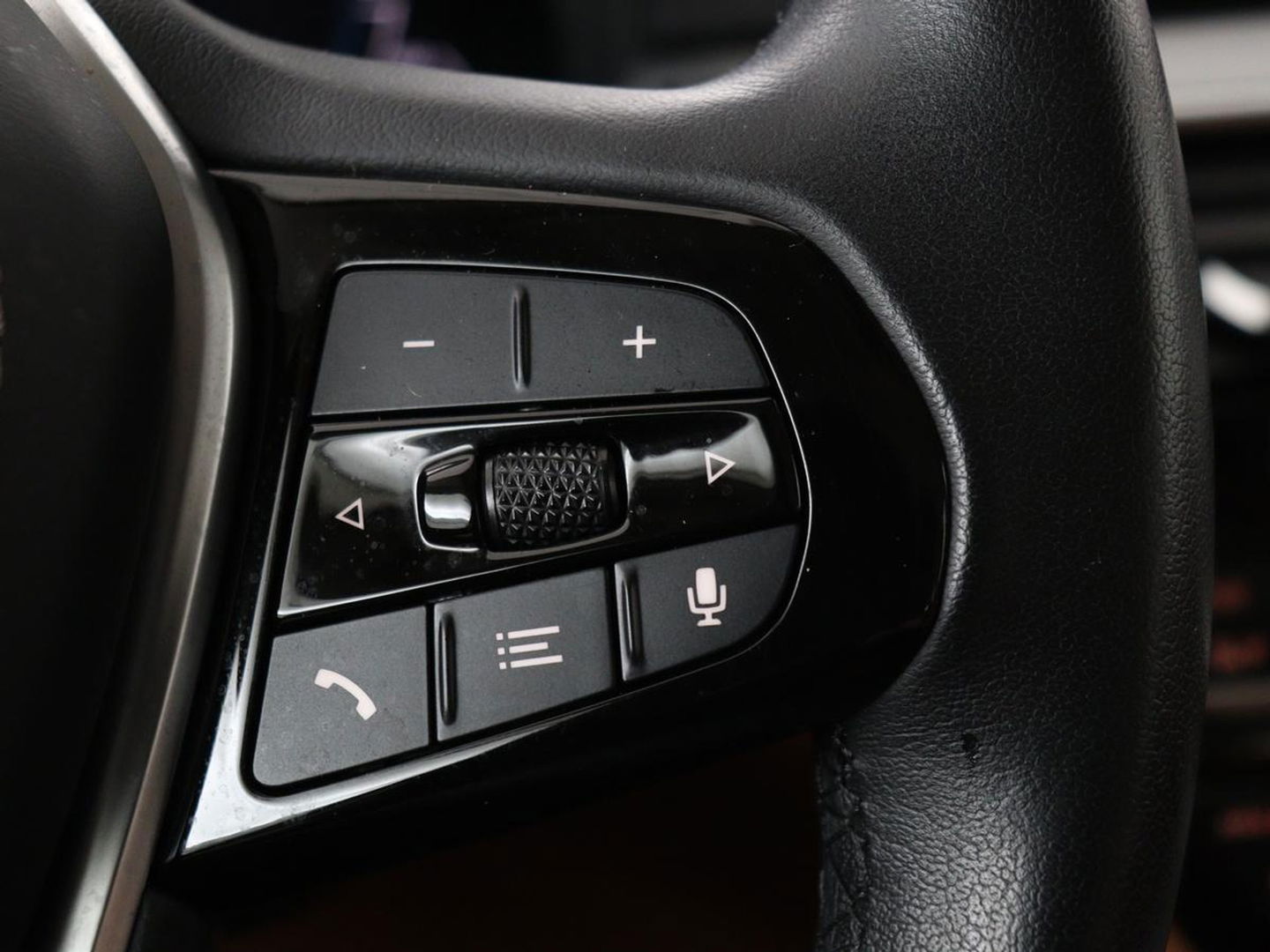 BMW 5 Serie 530e Business Edition Plus | Laser LED | Head-Up | Leder | Stoelverwarming | Trekhaak | Camera | Park Assist | Carplay | Navigatie | Memory | Live Cockpit