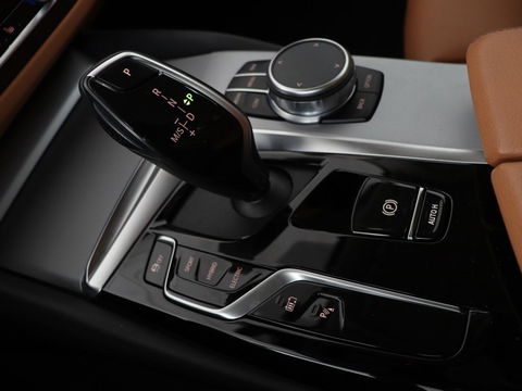 BMW 5 Serie 530e Business Edition Plus | Laser LED | Head-Up | Leder | Stoelverwarming | Trekhaak | Camera | Park Assist | Carplay | Navigatie | Memory | Live Cockpit