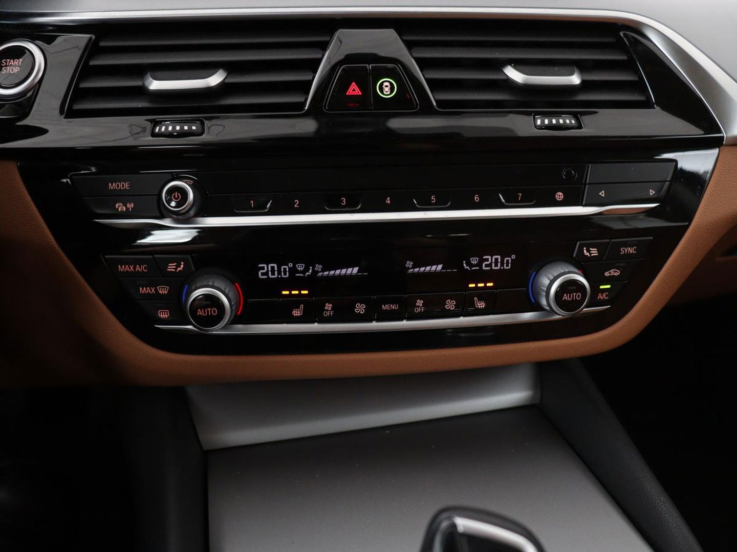 BMW 5 Serie 530e Business Edition Plus | Laser LED | Head-Up | Leder | Stoelverwarming | Trekhaak | Camera | Park Assist | Carplay | Navigatie | Memory | Live Cockpit
