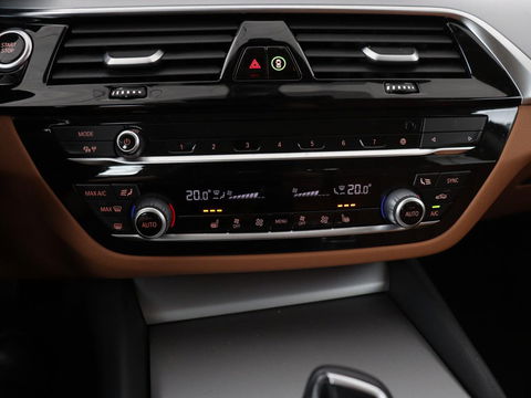 BMW 5 Serie 530e Business Edition Plus | Laser LED | Head-Up | Leder | Stoelverwarming | Trekhaak | Camera | Park Assist | Carplay | Navigatie | Memory | Live Cockpit
