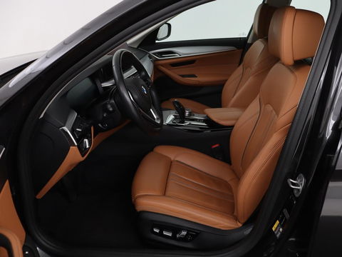 BMW 5 Serie 530e Business Edition Plus | Laser LED | Head-Up | Leder | Stoelverwarming | Trekhaak | Camera | Park Assist | Carplay | Navigatie | Memory | Live Cockpit