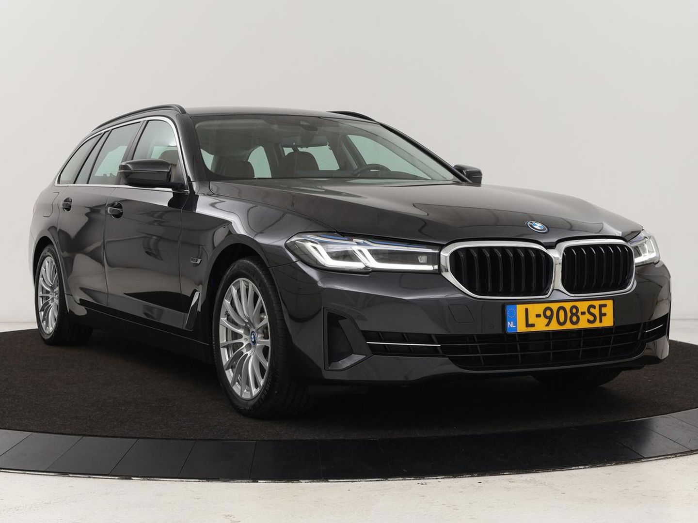 BMW 5 Serie 530e Business Edition Plus | Laser LED | Head-Up | Leder | Stoelverwarming | Trekhaak | Camera | Park Assist | Carplay | Navigatie | Memory | Live Cockpit