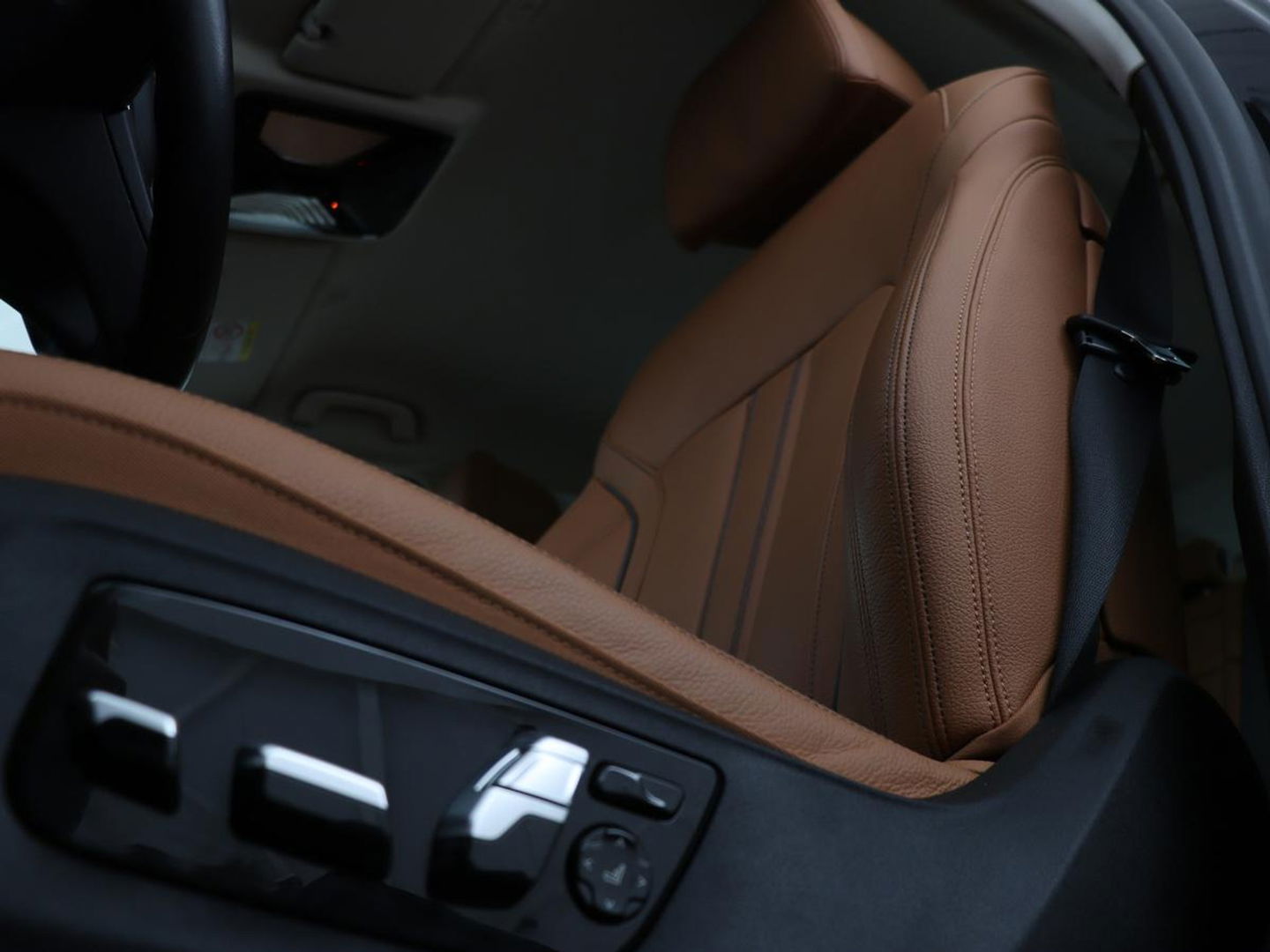 BMW 5 Serie 530e Business Edition Plus | Laser LED | Head-Up | Leder | Stoelverwarming | Trekhaak | Camera | Park Assist | Carplay | Navigatie | Memory | Live Cockpit