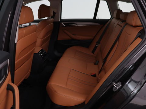 BMW 5 Serie 530e Business Edition Plus | Laser LED | Head-Up | Leder | Stoelverwarming | Trekhaak | Camera | Park Assist | Carplay | Navigatie | Memory | Live Cockpit