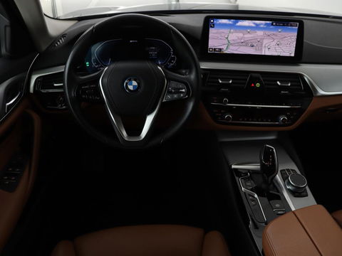 BMW 5 Serie 530e Business Edition Plus | Laser LED | Head-Up | Leder | Stoelverwarming | Trekhaak | Camera | Park Assist | Carplay | Navigatie | Memory | Live Cockpit