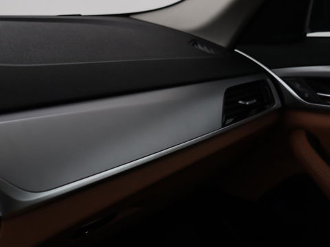 BMW 5 Serie 530e Business Edition Plus | Laser LED | Head-Up | Leder | Stoelverwarming | Trekhaak | Camera | Park Assist | Carplay | Navigatie | Memory | Live Cockpit