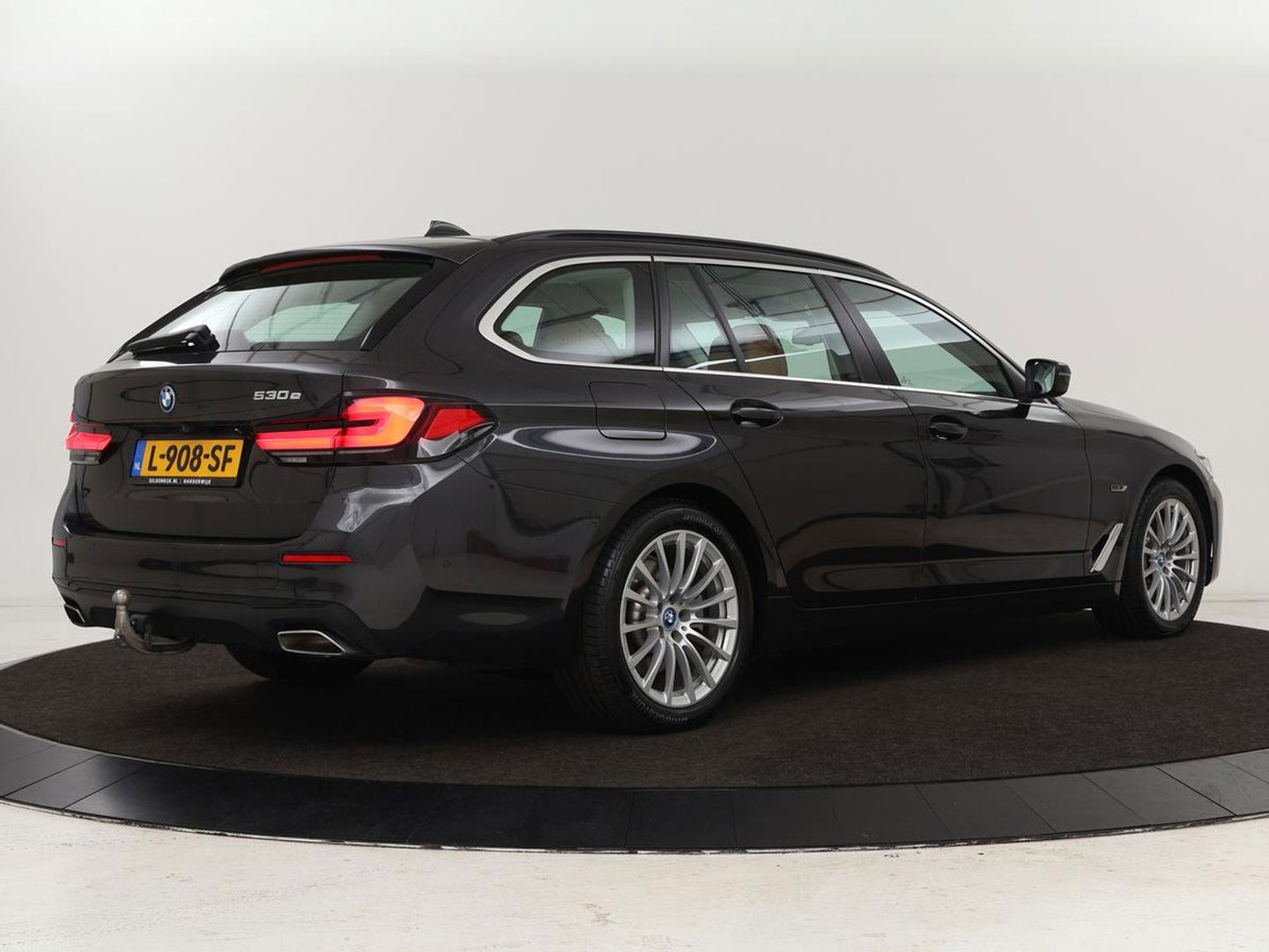 BMW 5 Serie 530e Business Edition Plus | Laser LED | Head-Up | Leder | Stoelverwarming | Trekhaak | Camera | Park Assist | Carplay | Navigatie | Memory | Live Cockpit