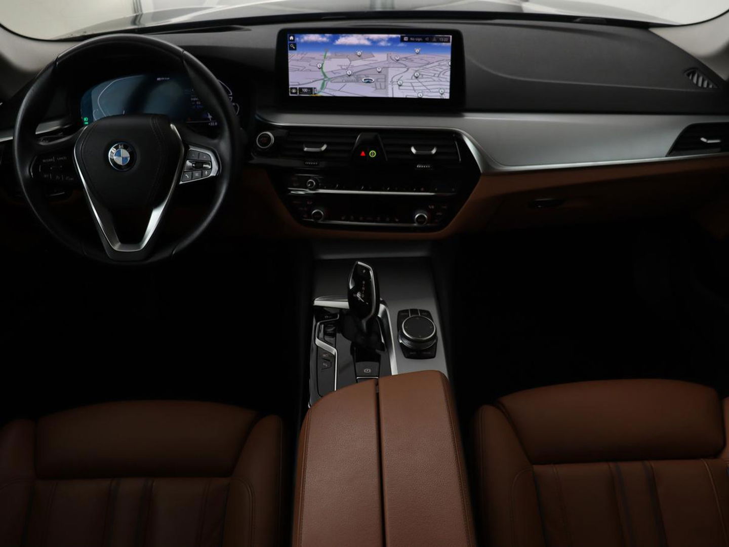 BMW 5 Serie 530e Business Edition Plus | Laser LED | Head-Up | Leder | Stoelverwarming | Trekhaak | Camera | Park Assist | Carplay | Navigatie | Memory | Live Cockpit