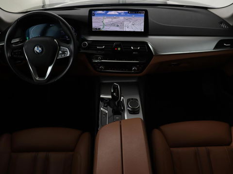 BMW 5 Serie 530e Business Edition Plus | Laser LED | Head-Up | Leder | Stoelverwarming | Trekhaak | Camera | Park Assist | Carplay | Navigatie | Memory | Live Cockpit