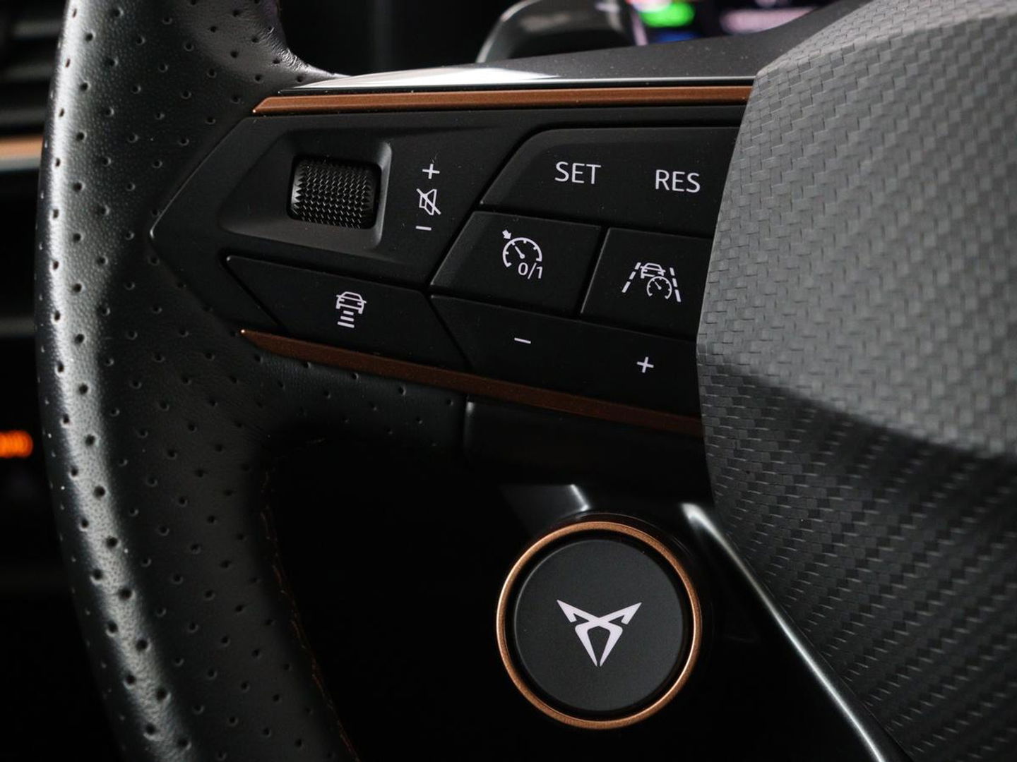 CUPRA Formentor 1.4 e-Hybrid VZ Performance | 245 PK | Stoel & stuurverwarming | Adaptive cruise | Camera | Carplay | Sfeerverlichting | Keyless | Navigatie | Sportstoelen | Full LED | PHEV