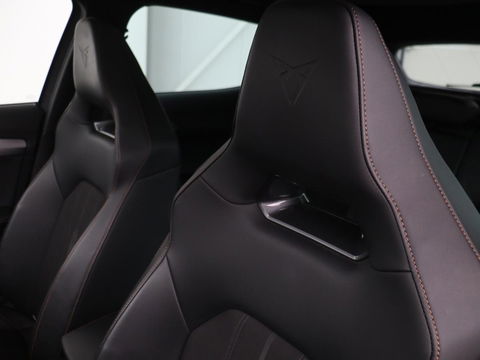 CUPRA Formentor 1.4 e-Hybrid VZ Performance | 245 PK | Stoel & stuurverwarming | Adaptive cruise | Camera | Carplay | Sfeerverlichting | Keyless | Navigatie | Sportstoelen | Full LED | PHEV
