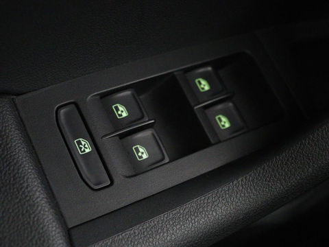 Škoda Octavia 1.5 TSI Business Edition | Stoelverwarming | Trekhaak | Carplay | Parkeerhulp | Navigatie | Verwarmde voorruit | Climate control | Cruise control