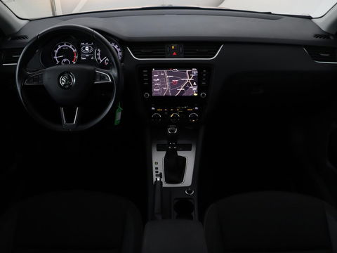 Škoda Octavia 1.5 TSI Business Edition | Stoelverwarming | Trekhaak | Carplay | Parkeerhulp | Navigatie | Verwarmde voorruit | Climate control | Cruise control