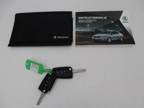 Škoda Octavia 1.5 TSI Business Edition | Stoelverwarming | Trekhaak | Carplay | Parkeerhulp | Navigatie | Verwarmde voorruit | Climate control | Cruise control
