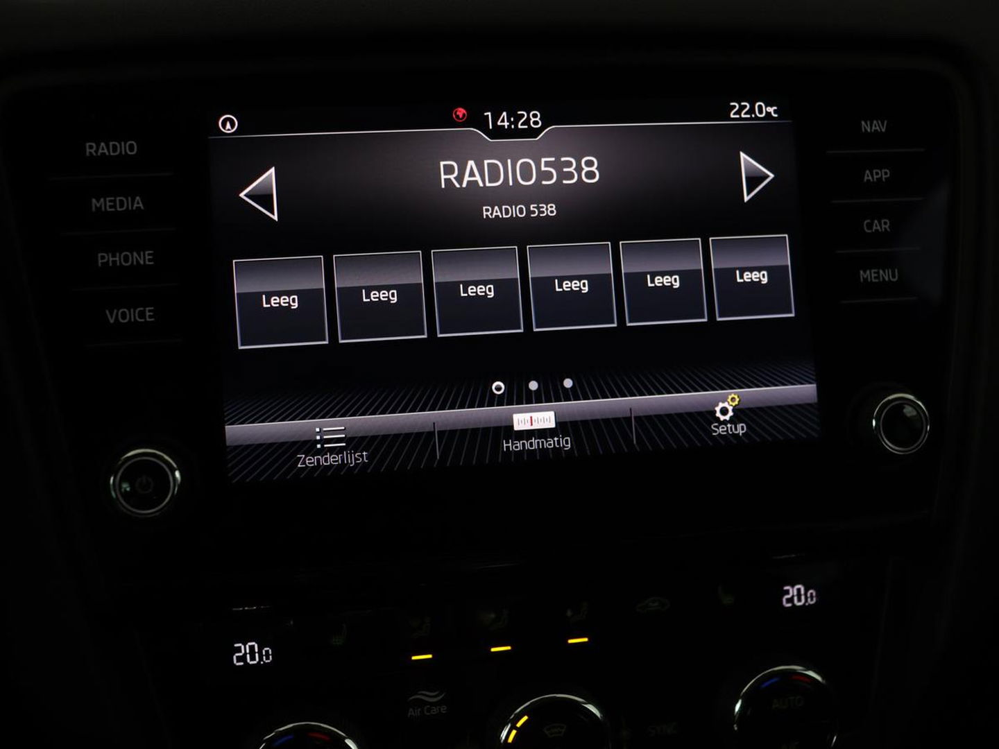 Škoda Octavia 1.5 TSI Business Edition | Stoelverwarming | Trekhaak | Carplay | Parkeerhulp | Navigatie | Verwarmde voorruit | Climate control | Cruise control