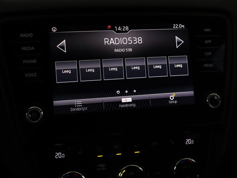 Škoda Octavia 1.5 TSI Business Edition | Stoelverwarming | Trekhaak | Carplay | Parkeerhulp | Navigatie | Verwarmde voorruit | Climate control | Cruise control