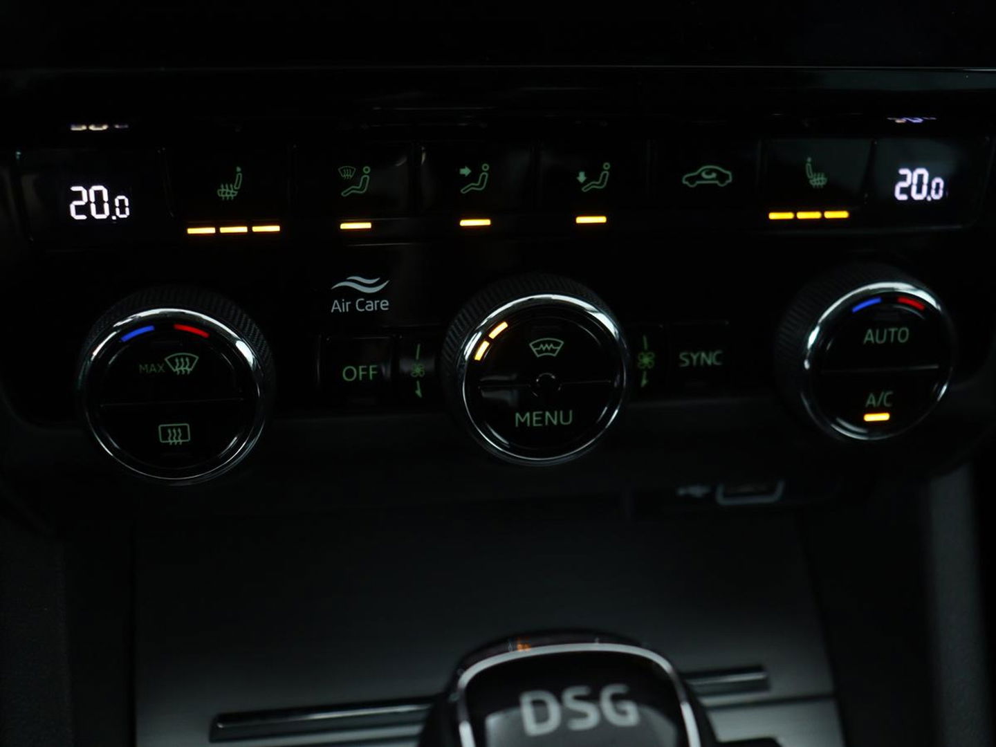 Škoda Octavia 1.5 TSI Business Edition | Stoelverwarming | Trekhaak | Carplay | Parkeerhulp | Navigatie | Verwarmde voorruit | Climate control | Cruise control