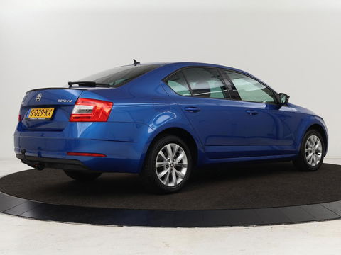 Škoda Octavia 1.5 TSI Business Edition | Stoelverwarming | Trekhaak | Carplay | Parkeerhulp | Navigatie | Verwarmde voorruit | Climate control | Cruise control