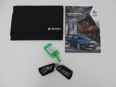 Škoda Octavia 1.0 e-TSI Business Edition | Trekhaak | Camera | Sfeerverlichting | Carplay | Navigatie | Side Assist | Climate control | Digital Cockpit | Full LED