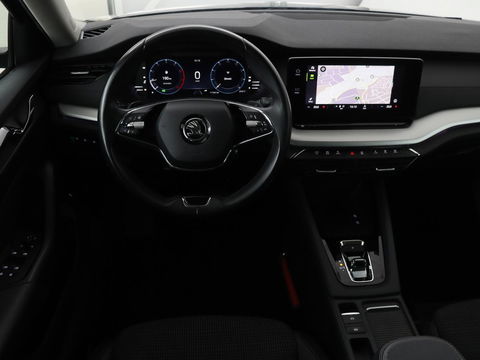 Škoda Octavia 1.0 e-TSI Business Edition | Trekhaak | Camera | Sfeerverlichting | Carplay | Navigatie | Side Assist | Climate control | Digital Cockpit | Full LED