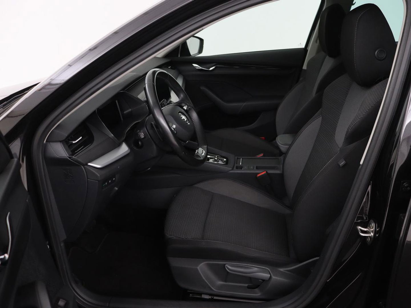 Škoda Octavia 1.0 e-TSI Business Edition | Trekhaak | Camera | Sfeerverlichting | Carplay | Navigatie | Side Assist | Climate control | Digital Cockpit | Full LED