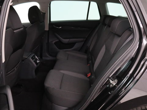 Škoda Octavia 1.0 e-TSI Business Edition | Trekhaak | Camera | Sfeerverlichting | Carplay | Navigatie | Side Assist | Climate control | Digital Cockpit | Full LED
