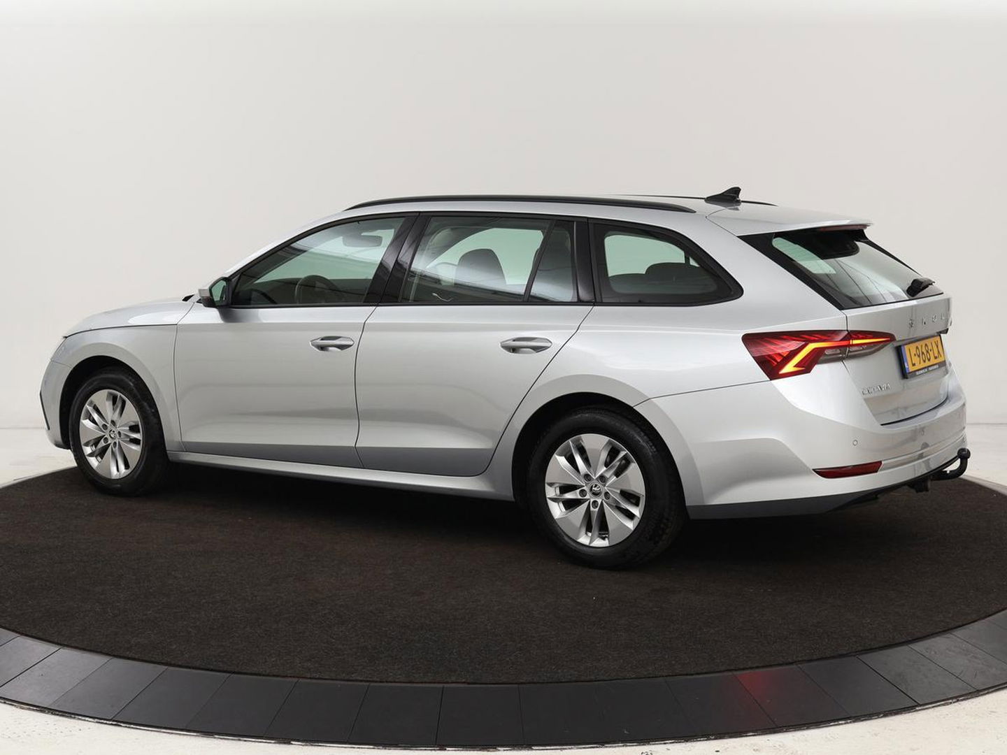 Škoda Octavia 1.5 e-TSI Business Edition | Stoelverwarming | Trekhaak | Keyless | Carplay | Navigatie | Full LED | Parkeerhulp | Digital Cockpit | Climate control | Cruise control