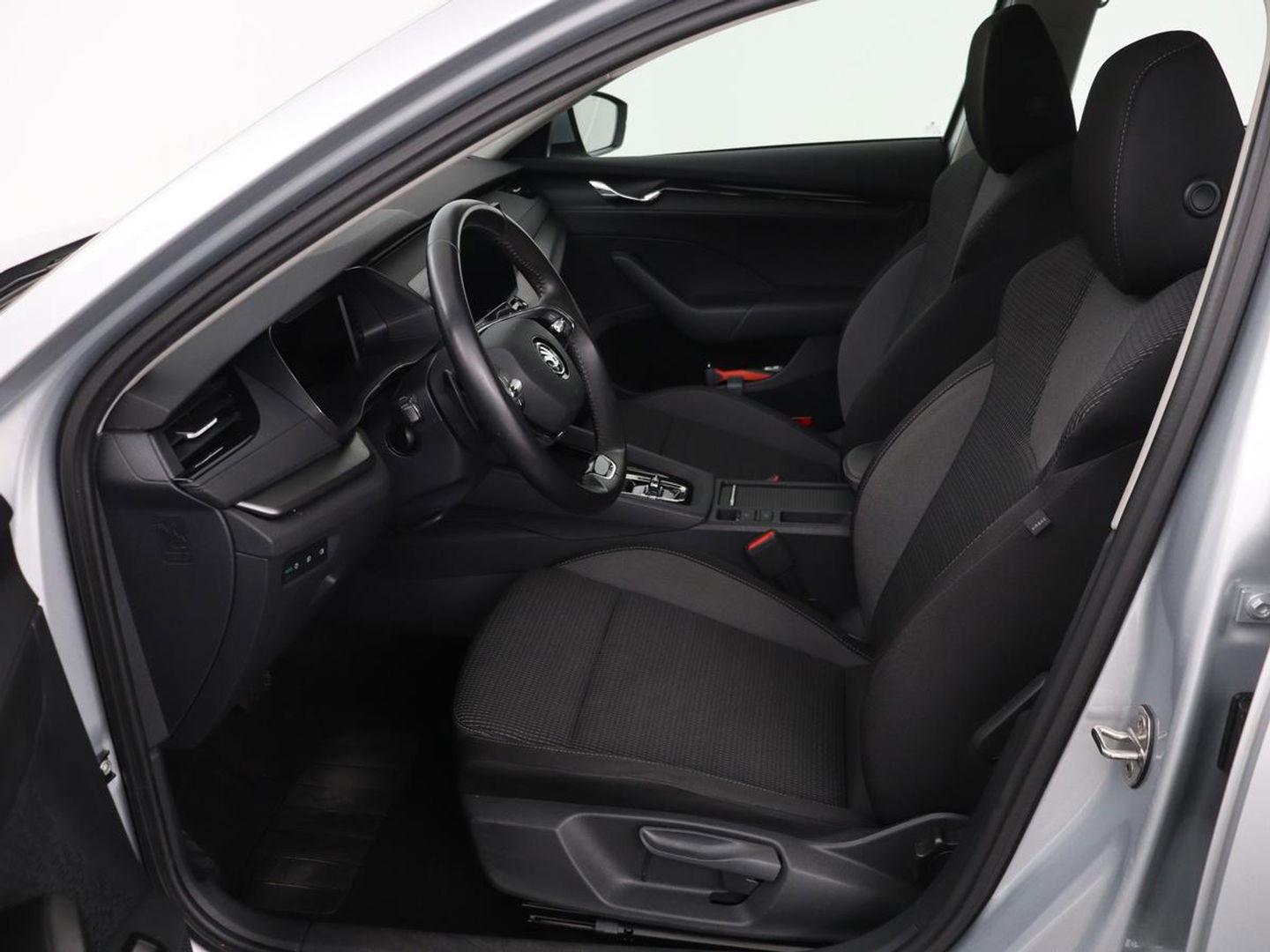 Škoda Octavia 1.5 e-TSI Business Edition | Stoelverwarming | Trekhaak | Keyless | Carplay | Navigatie | Full LED | Parkeerhulp | Digital Cockpit | Climate control | Cruise control