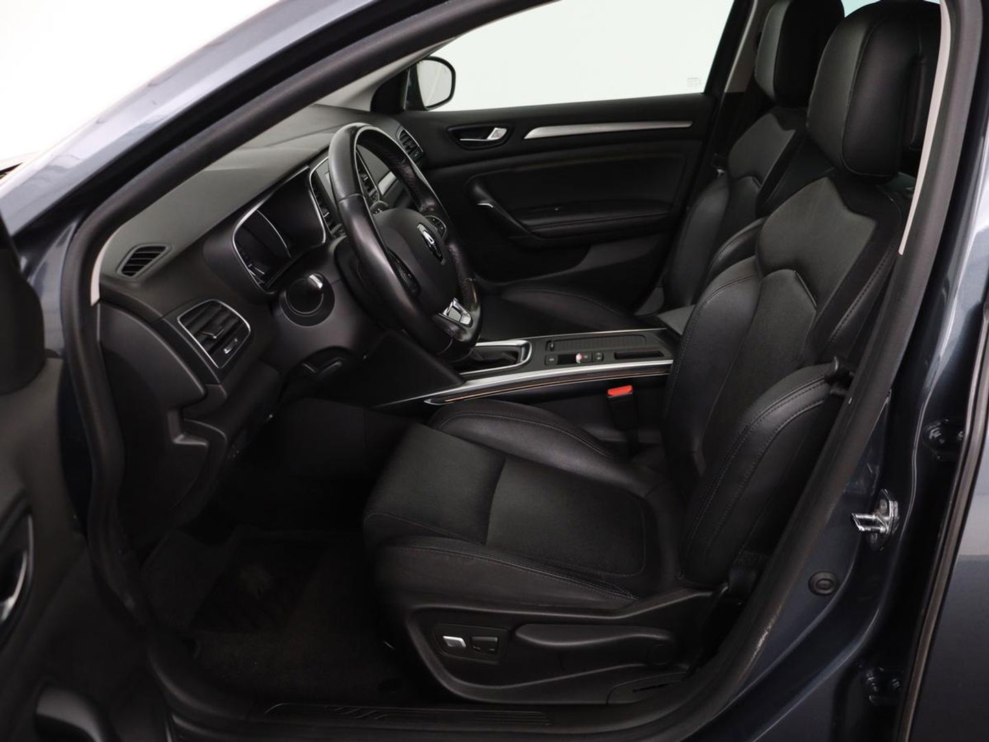 Renault Mégane 1.3 TCe Bose | Leder | Massage | Trekhaak | Carplay | Camera | Climate control | Keyless | Navigatie | Cruise control | DAB