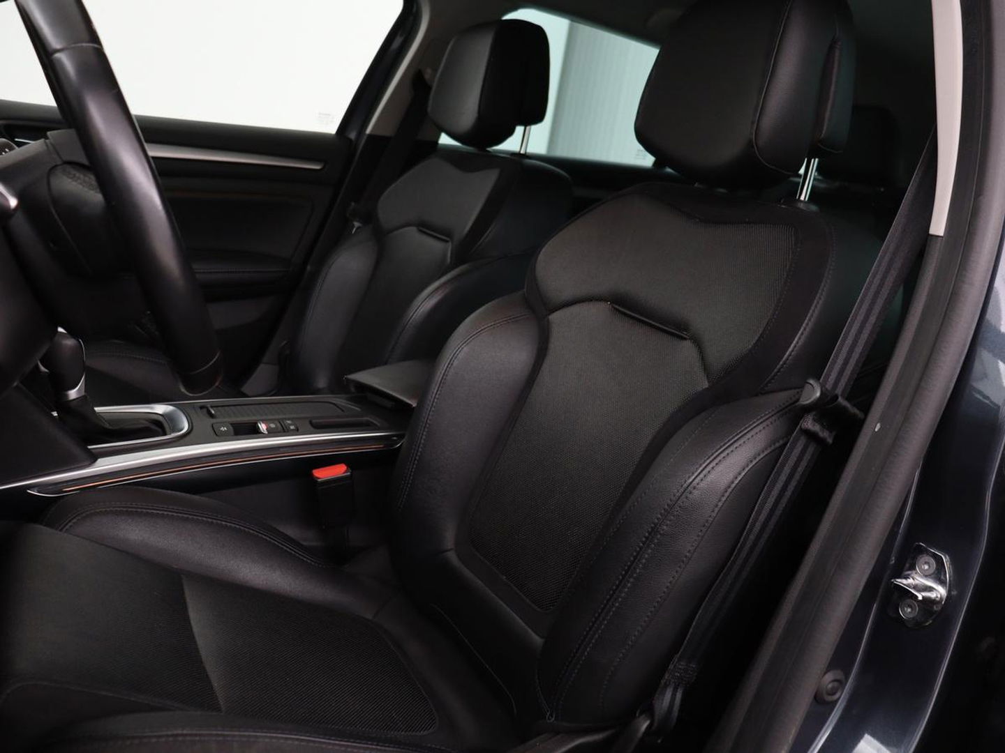 Renault Mégane 1.3 TCe Bose | Leder | Massage | Trekhaak | Carplay | Camera | Climate control | Keyless | Navigatie | Cruise control | DAB