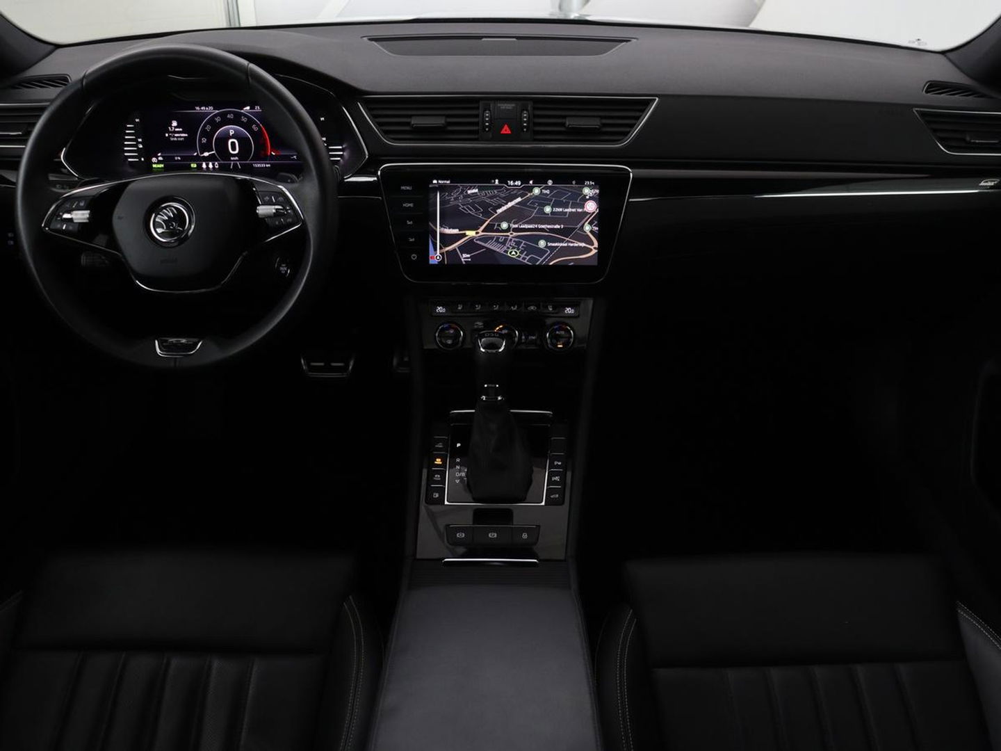Škoda Superb Combi 1.4 TSI iV Laurin & Klement | Panoramadak | Leder | Trekhaak | Adaptive cruise | Stoelverwarming | Canton Sound |