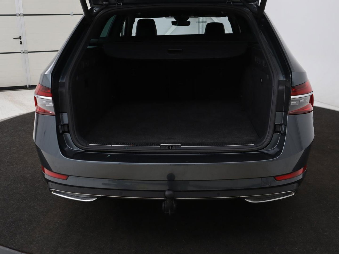 Škoda Superb Combi 1.4 TSI iV Laurin & Klement | Panoramadak | Leder | Trekhaak | Adaptive cruise | Stoelverwarming | Canton Sound |