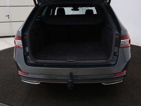 Škoda Superb Combi 1.4 TSI iV Laurin & Klement | Panoramadak | Leder | Trekhaak | Adaptive cruise | Stoelverwarming | Canton Sound |