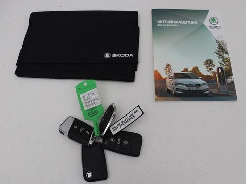 Škoda Superb Combi 1.4 TSI iV Laurin & Klement | Panoramadak | Leder | Trekhaak | Adaptive cruise | Stoelverwarming | Canton Sound |