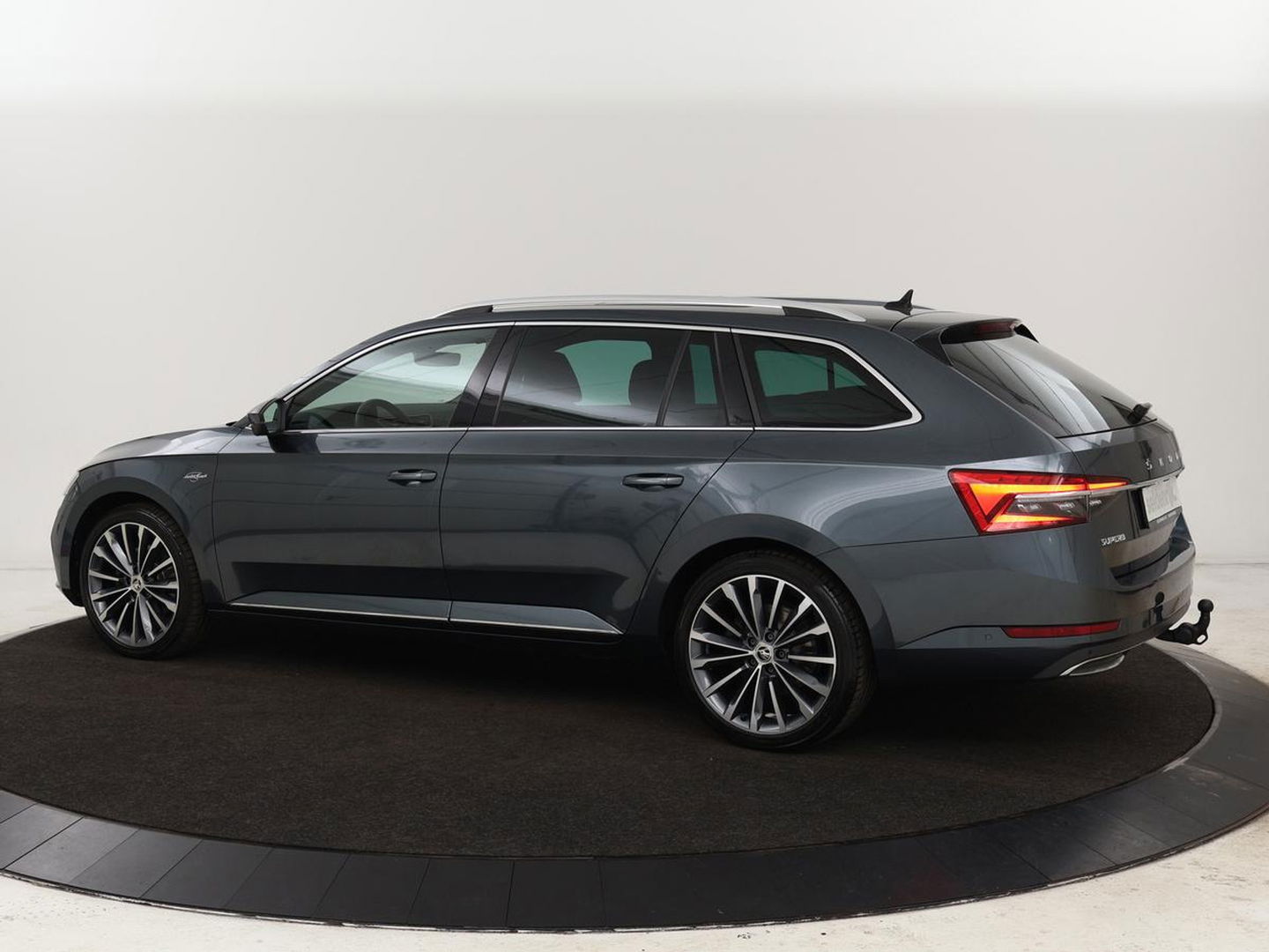 Škoda Superb Combi 1.4 TSI iV Laurin & Klement | Panoramadak | Leder | Trekhaak | Adaptive cruise | Stoelverwarming | Canton Sound |