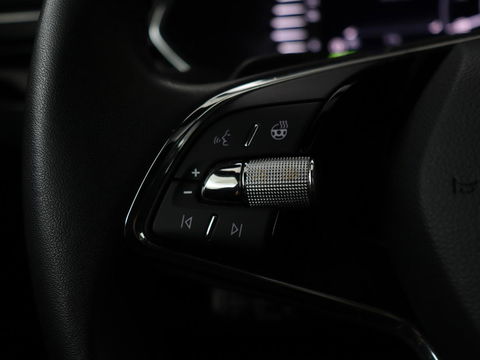 Škoda Superb Combi 1.4 TSI iV Laurin & Klement | Panoramadak | Leder | Trekhaak | Adaptive cruise | Stoelverwarming | Canton Sound |