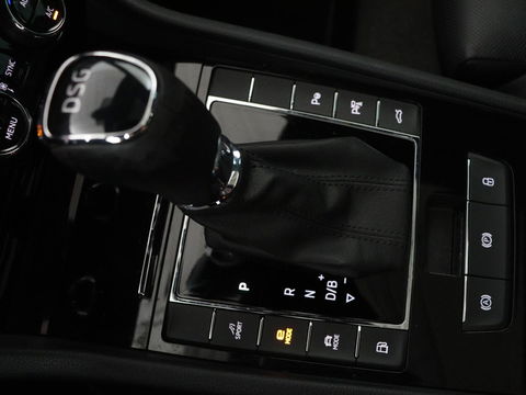 Škoda Superb Combi 1.4 TSI iV Laurin & Klement | Panoramadak | Leder | Trekhaak | Adaptive cruise | Stoelverwarming | Canton Sound |