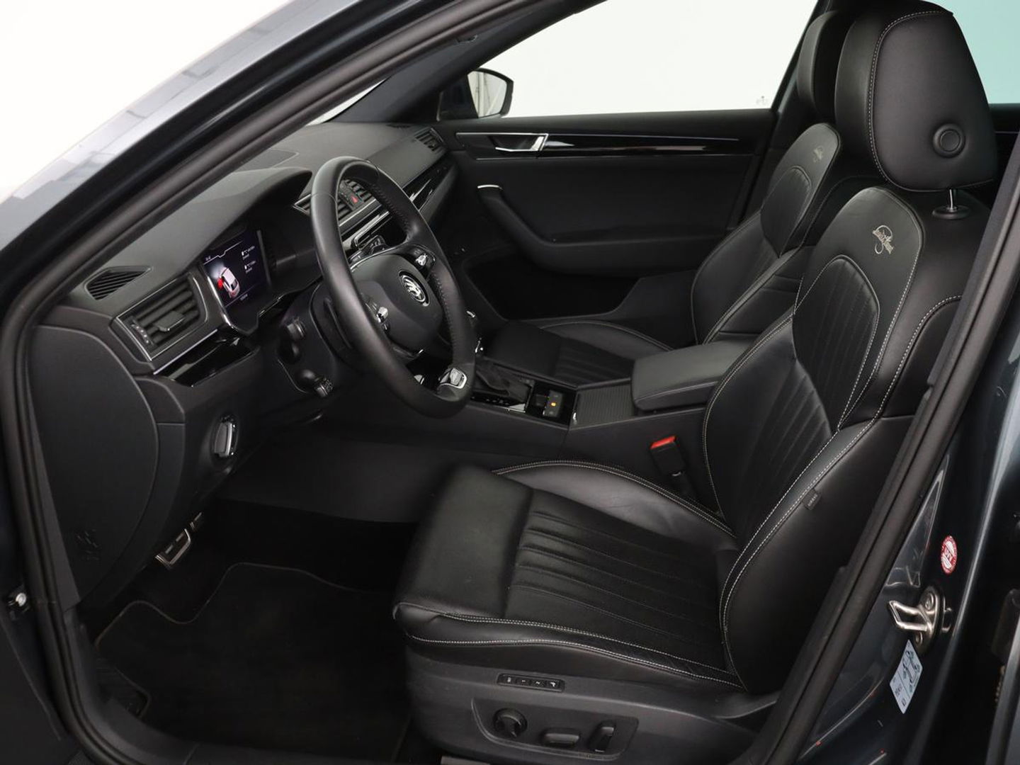 Škoda Superb Combi 1.4 TSI iV Laurin & Klement | Panoramadak | Leder | Trekhaak | Adaptive cruise | Stoelverwarming | Canton Sound |